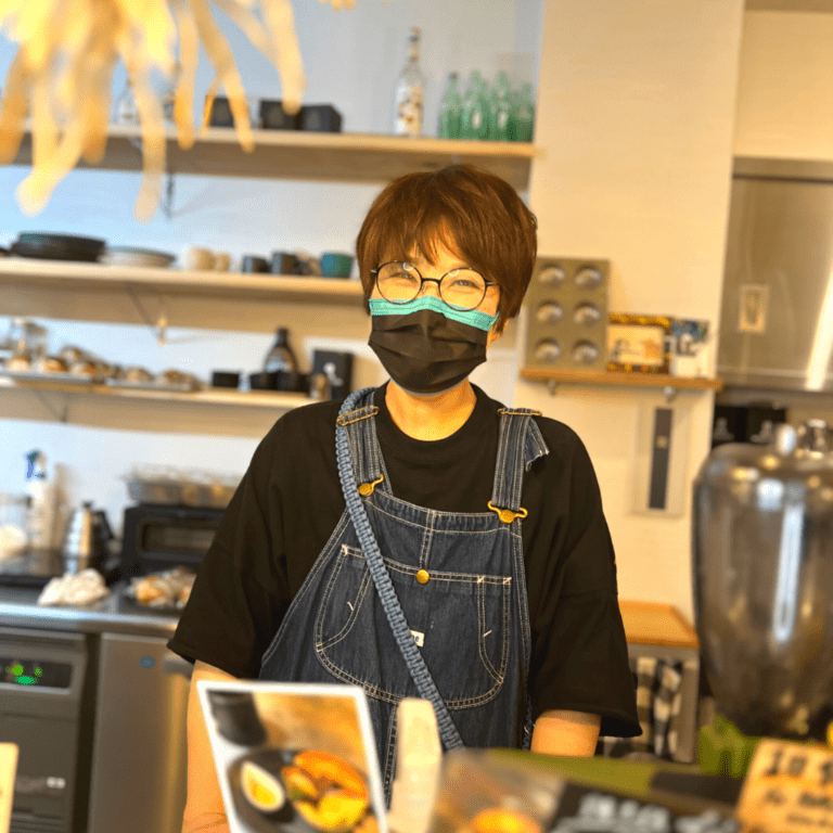 【HAMORU CAFE】お店の外も中も満載のお花がお出迎え！五感で楽しむクラシックプリン（千早）