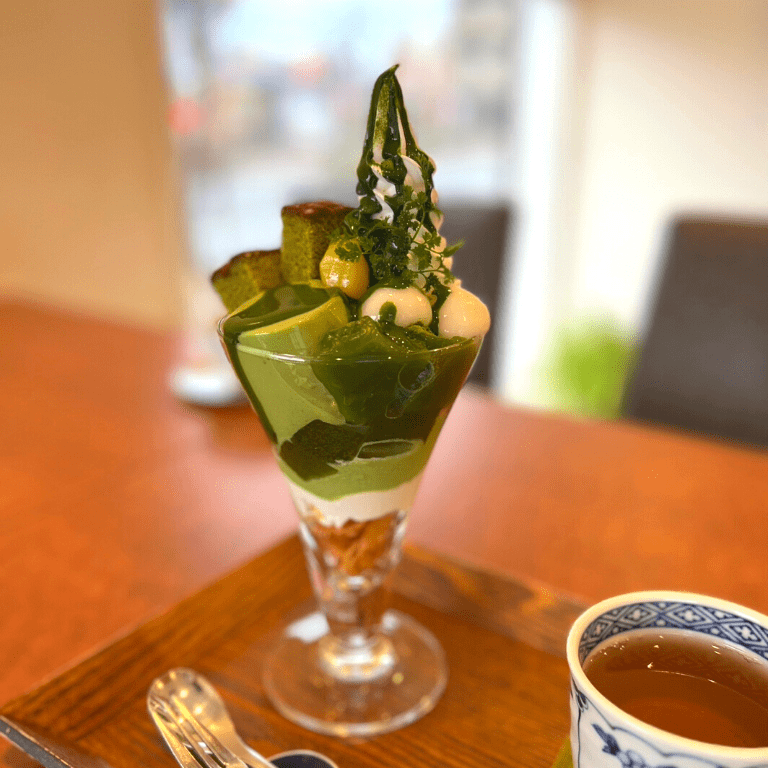 【牛島製茶 和Cafe Leaf Heart】お茶の名店でいただく抹茶づくしの「八女抹茶プリンパフェ」（筑後・福岡）