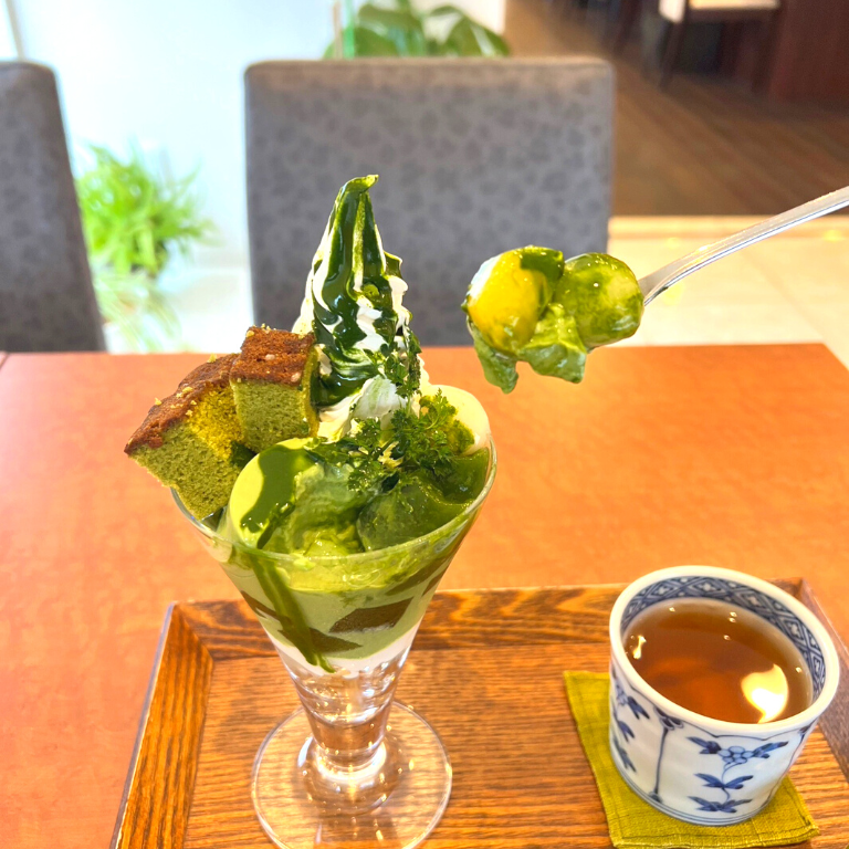 【牛島製茶 和Cafe Leaf Heart】お茶の名店でいただく抹茶づくしの「八女抹茶プリンパフェ」（筑後・福岡）