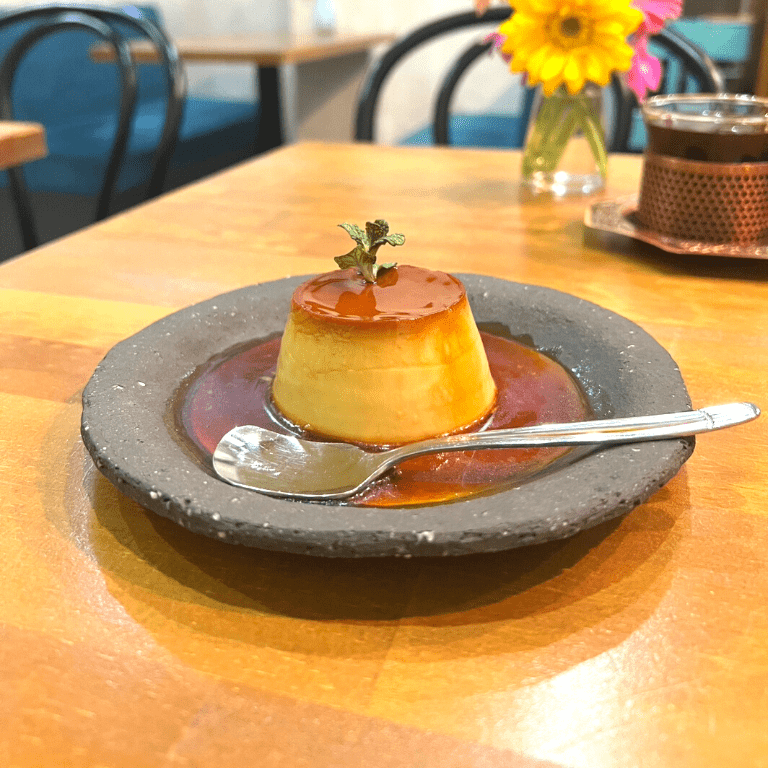 【Misaki café（ミサキカフェ）】居心地がいい隠れ家的カフェでいただく「究極のプリン」（今泉・福岡）